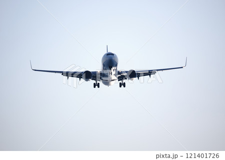 着陸するジェット機 121401726