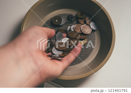 小銭で買い物 121401791