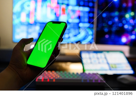スマホを持った男性 スマホを持った男性 121401896