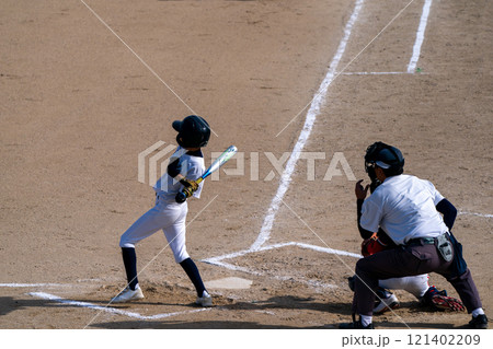 プロ野球選手を夢見て頑張っている野球少年 プロ野球選手を夢見て頑張っている野球少年 121402209