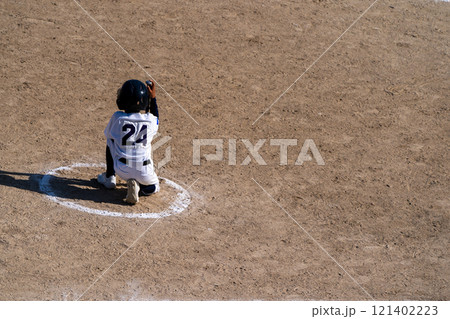 プロ野球選手を夢見て頑張っている野球少年 プロ野球選手を夢見て頑張っている野球少年 121402223