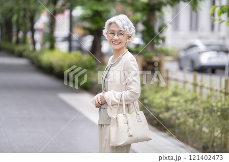 カメラ目線で笑顔のシニア女性 121402473