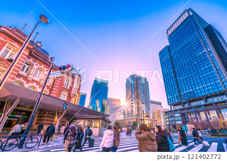 日本の東京都市景観 年の瀬。東京駅丸の内北口。休日だが、多くの人出…。奥は丸の内のオフィスビル群 121402772
