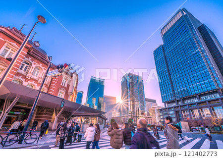 日本の東京都市景観 年の瀬。東京駅丸の内北口。休日だが、多くの人出…。奥は丸の内のオフィスビル群 121402773