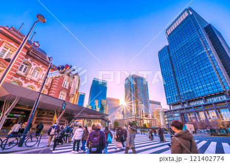 日本の東京都市景観 年の瀬。東京駅丸の内北口。休日だが、多くの人出…。奥は丸の内のオフィスビル群 121402774
