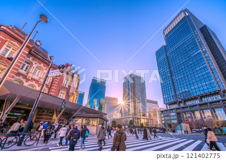 日本の東京都市景観 年の瀬。東京駅丸の内北口。休日だが、多くの人出…。奥は丸の内のオフィスビル群 121402775