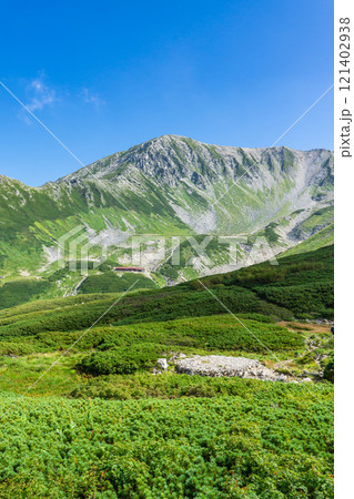剱沢の剣山荘から見る別山の北峰　北アルプス劔岳登山 121402938
