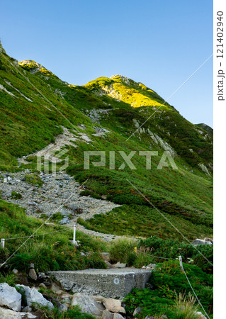 剱沢の剣山荘から見る一服剱　北アルプス劔岳登山 121402940