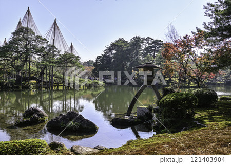 紅葉が美しい兼六園の初冬 紅葉が美しい兼六園の初冬 121403904