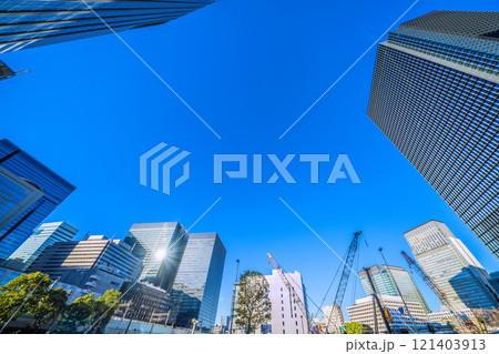 日本の東京都市景観 太陽光を反射する大手町プレイスや常盤橋タワー、再開発などを望む…＝22日 121403913