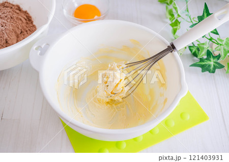 常温のバター入りマーガリンをクリーム状にする 121403931