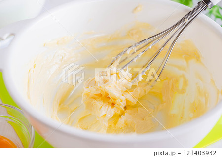 常温のバター入りマーガリンをクリーム状にする 121403932