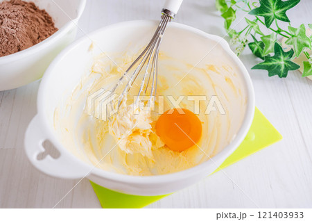 常温バター入りマーガリンに卵黄を加える 121403933