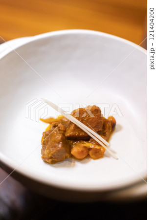 Yellow curry with pork, ginger and garlic 121404200