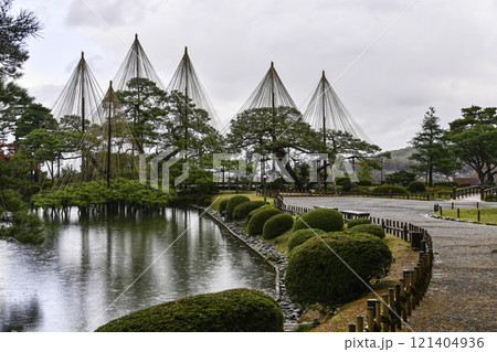 紅葉が美しい兼六園 121404936