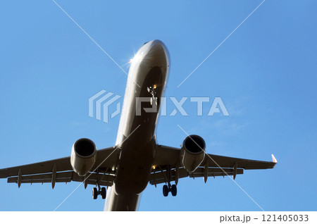 着陸する旅客機 121405033