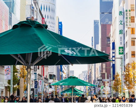 休日の銀座 歩行者天国 休日の銀座 歩行者天国 121405839