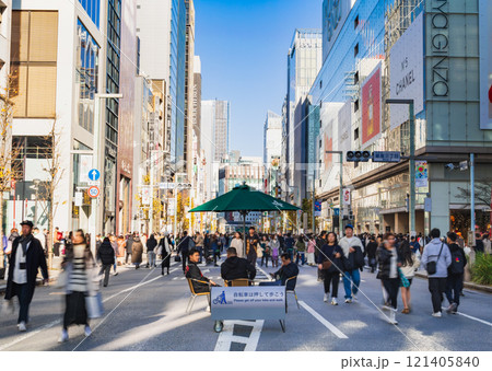 休日の銀座 歩行者天国 ※一部ソフトフォーカス 休日の銀座 歩行者天国 ※一部ソフトフォーカス 121405840