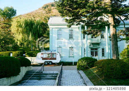 洋館とキッチンカーが並ぶ風景 121405898