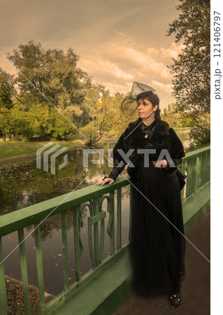 Beautiful girl in vintage clothes on an autumn day. 121406797