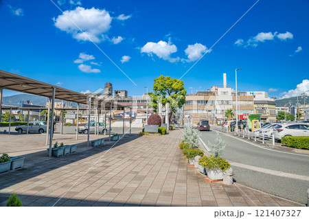 青空が広がるJR蒲郡駅北口の風景(愛知県) 青空が広がるJR蒲郡駅北口の風景(愛知県) 121407327