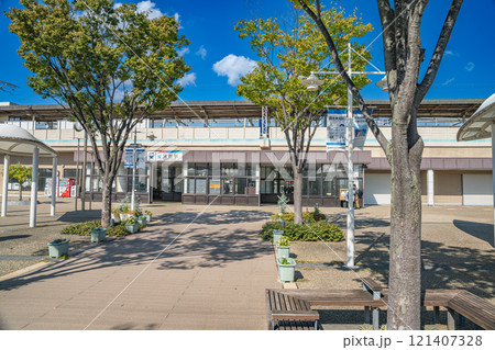 青空が広がるJR蒲郡駅南口の風景(愛知県) 121407328