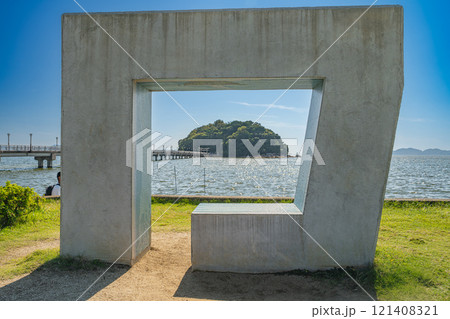 蒲郡市の竹島園地から見た竹島の風景(愛知県) 121408321