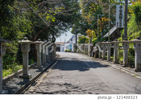 蒲郡市の三谷弘法山金剛寺からラバーズヒルに続く灯篭の風景(愛知県) 121408323