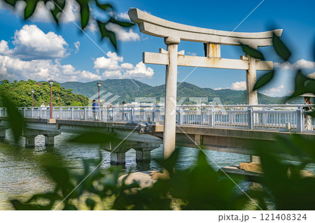 蒲郡市の竹島から見た竹島橋にある鳥居の風景(愛知県) 121408324
