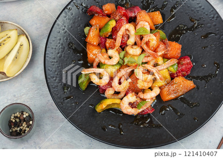 Warm salad with caramelized shrimp. 121410407