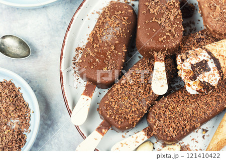 Vanilla ice cream with chocolate. 121410422