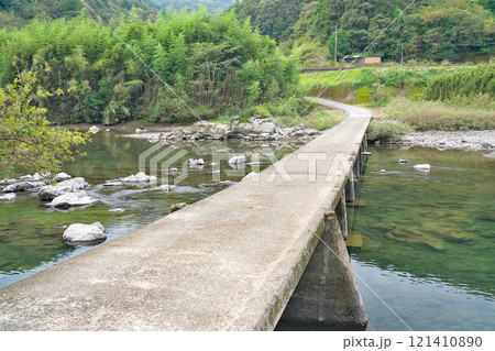 【向弘瀬沈下橋 (四万十川)】 高知県高岡郡四万十町弘瀬 【向弘瀬沈下橋 (四万十川)】 高知県高岡郡四万十町弘瀬 121410890