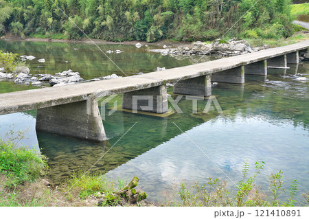 【向弘瀬沈下橋 (四万十川)】 高知県高岡郡四万十町弘瀬 121410891