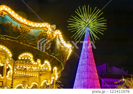 Christmas. Light. Christmas lights through the streets of Vigo. Decorating streets of the city. Fir tree with Christmas lights. Light tree. On. VIGO. SPAIN. 23 December 2024. Christmas. Light. Christmas lights through the streets of Vigo. Decorating streets of the city. Fir tree with Christmas lights. Light tree. On. VIGO. SPAIN. 23 December 2024. 121411076