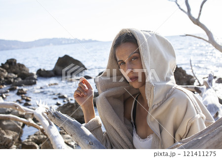young pretty girl at the beach, lifestyle people concept close up 121411275