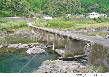 【上宮沈下橋 (四万十川)】 高知県高岡郡四万十町上宮 【上宮沈下橋 (四万十川)】 高知県高岡郡四万十町上宮 121411297