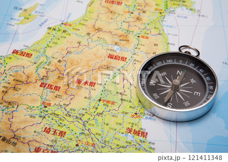 旅行イメージ 地図 コンパス 方位磁石 旅行イメージ 地図 コンパス 方位磁石 121411348