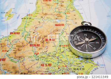 旅行イメージ 地図 コンパス 方位磁石 旅行イメージ 地図 コンパス 方位磁石 121411349