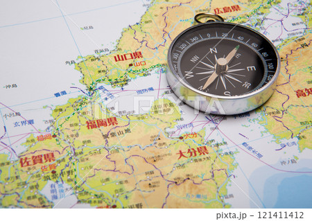 旅行イメージ　地図　コンパス　方位磁石 121411412