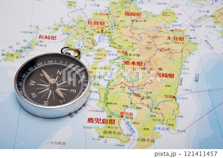 旅行イメージ　地図　コンパス　方位磁石 121411457