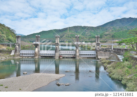 【佐賀取水堰 (四万十川)】 高知県高岡郡四万十町家地川 【佐賀取水堰 (四万十川)】 高知県高岡郡四万十町家地川 121411681