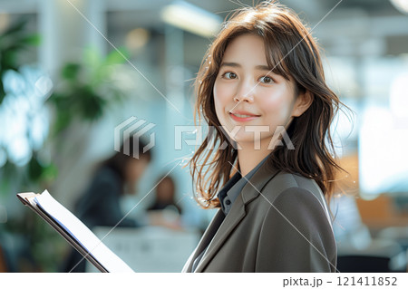 ビジネスシーンを彩る営業事務の笑顔 ビジネスシーンを彩る営業事務の笑顔 121411852