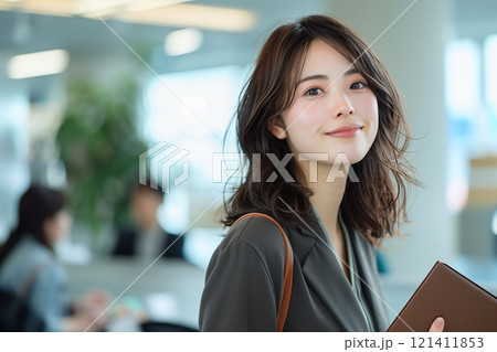 明るい笑顔の営業事務 121411853