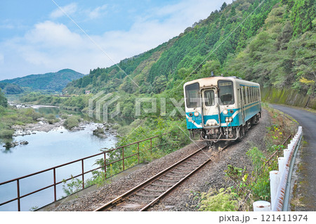 【予土線 (キハ32形)】 撮影場所：高知県高岡郡四万十町弘瀬 121411974