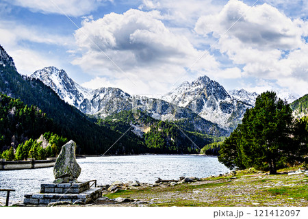 Image of Sant Maurici Lake with snow-capped mountains, in the Aigues Tortes National Park, in the Lleida Pyrenees, Catalonia, Spain 121412097