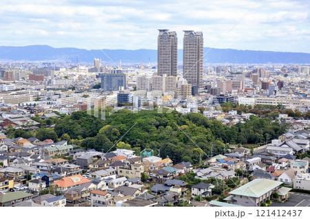 堺市、堺市役所展望ロビーからの眺め（田出井山古墳方面） 121412437