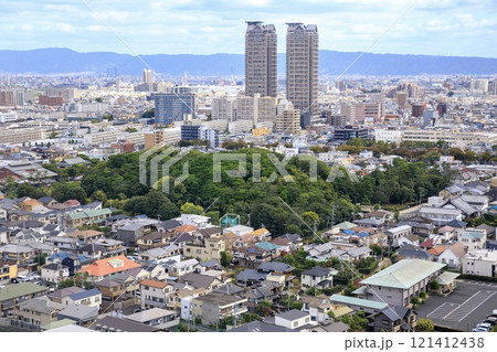 堺市、堺市役所展望ロビーからの眺め（田出井山古墳方面） 121412438