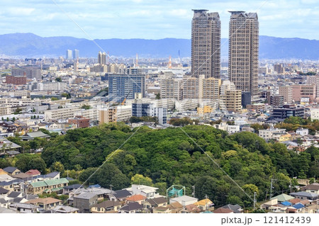 堺市、堺市役所展望ロビーからの眺め（田出井山古墳方面） 121412439