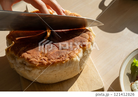 焼きたてのパンを切るシーン 焼きたてのパンを切るシーン 121412826