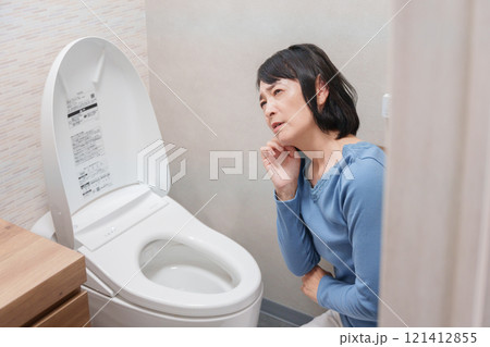 トイレのトラブルに悩むミドル女性 トイレのトラブルに悩むミドル女性 121412855